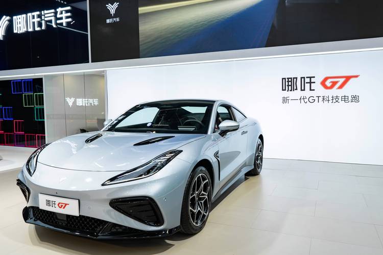 佛山338哪吒汽车在智能汽车领域的表现，领途汽车在新能源汽车市场中的影响力